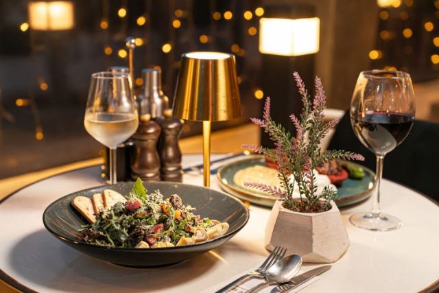Un verre, un plat : le vin raconté à table Un verre, un plat : le vin raconté à table