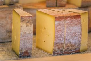 Quel vin avec une raclette ? Les pistes savoyardes